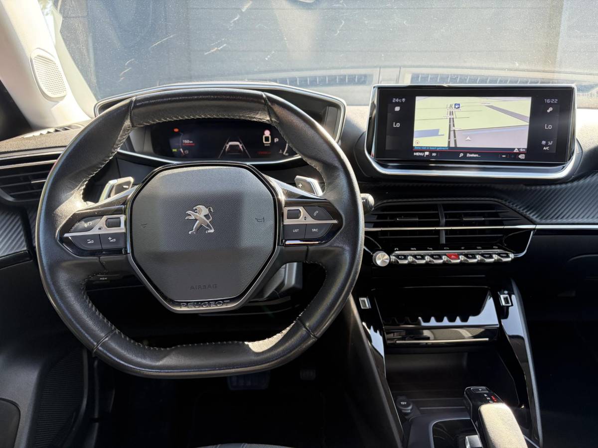 Peugeot 2008 Peugeot 2008 1.2 PureTech Allure ✓Recent beurt gehad✓D-riem vv in 06-2025✓360° Camera✓Draadloze telefoonlader✓Carplay✓Keyless✓Automaat✓Trekhaak✓Halfleder✓Navi✓Clima✓Cruise✓131pk✓Lm velgen✓2e Eigenaar✓Pdc V+A✓Rijstrooksensor✓N.A.P✓Apk tot 04-2028