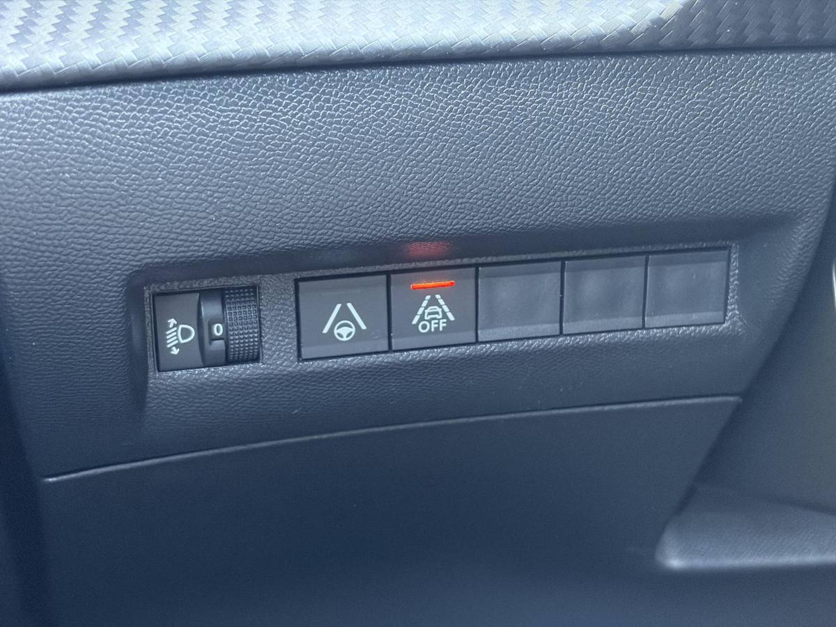 Peugeot 2008 Peugeot 2008 1.2 PureTech Allure ✓Recent beurt gehad✓D-riem vv in 06-2025✓360° Camera✓Draadloze telefoonlader✓Carplay✓Keyless✓Automaat✓Trekhaak✓Halfleder✓Navi✓Clima✓Cruise✓131pk✓Lm velgen✓2e Eigenaar✓Pdc V+A✓Rijstrooksensor✓N.A.P✓Apk tot 04-2028