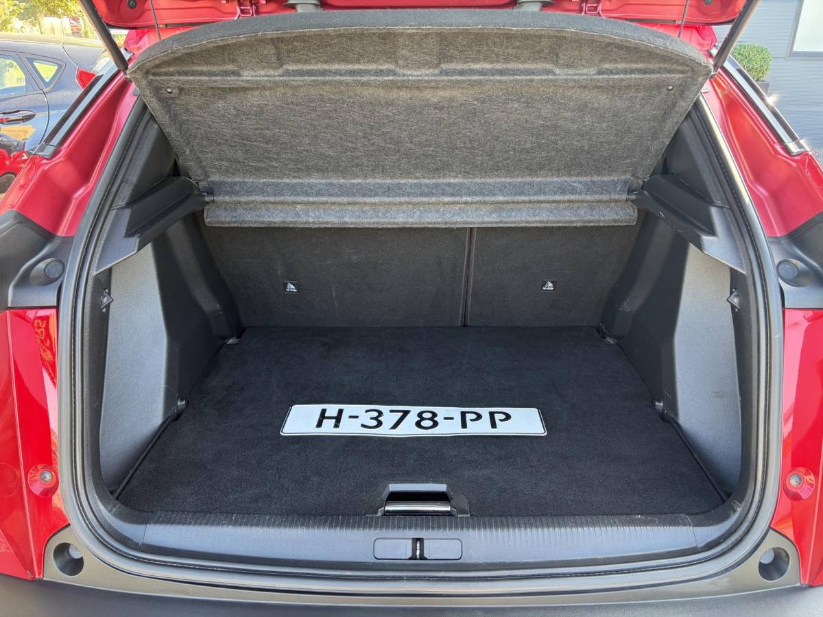 Peugeot 2008 Peugeot 2008 1.2 PureTech Allure ✓Recent beurt gehad✓D-riem vv in 06-2025✓360° Camera✓Draadloze telefoonlader✓Carplay✓Keyless✓Automaat✓Trekhaak✓Halfleder✓Navi✓Clima✓Cruise✓131pk✓Lm velgen✓2e Eigenaar✓Pdc V+A✓Rijstrooksensor✓N.A.P✓Apk tot 04-2028