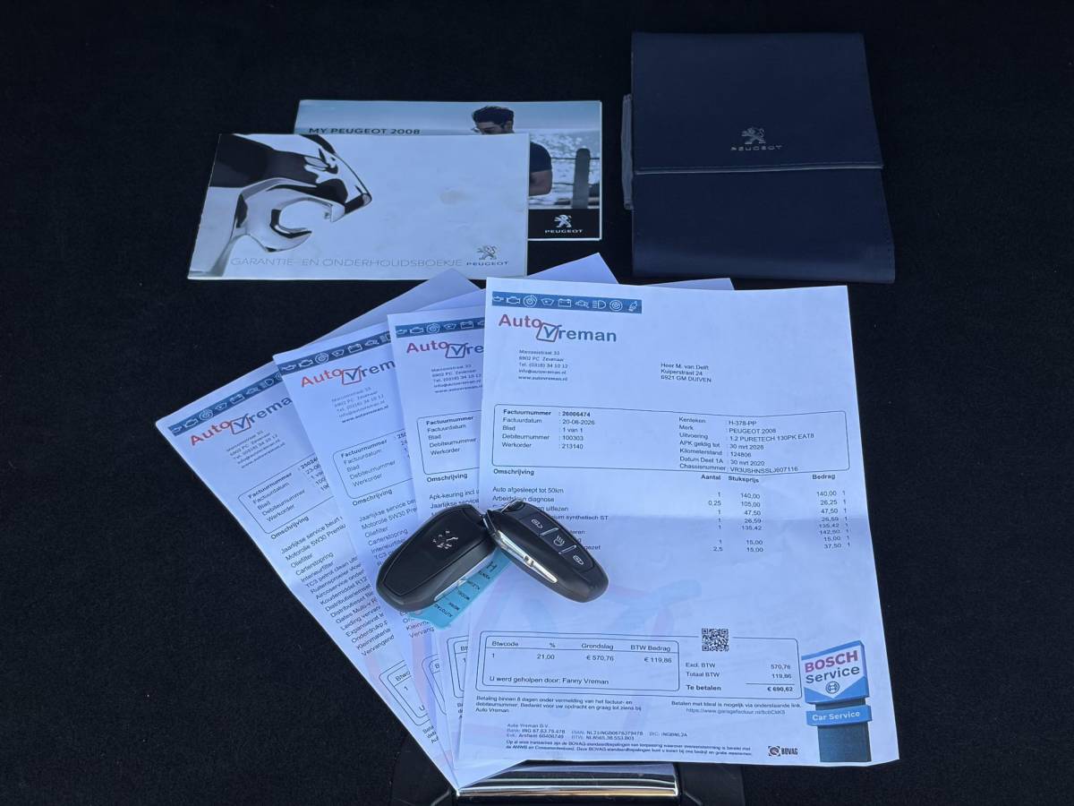 Peugeot 2008 Peugeot 2008 1.2 PureTech Allure ✓Recent beurt gehad✓D-riem vv in 06-2025✓360° Camera✓Draadloze telefoonlader✓Carplay✓Keyless✓Automaat✓Trekhaak✓Halfleder✓Navi✓Clima✓Cruise✓131pk✓Lm velgen✓2e Eigenaar✓Pdc V+A✓Rijstrooksensor✓N.A.P✓Apk tot 04-2028