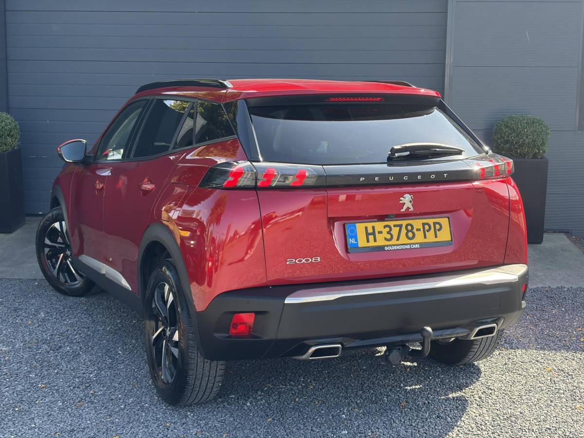 Peugeot 2008 Peugeot 2008 1.2 PureTech Allure ✓Recent beurt gehad✓D-riem vv in 06-2025✓360° Camera✓Draadloze telefoonlader✓Carplay✓Keyless✓Automaat✓Trekhaak✓Halfleder✓Navi✓Clima✓Cruise✓131pk✓Lm velgen✓2e Eigenaar✓Pdc V+A✓Rijstrooksensor✓N.A.P✓Apk tot 04-2028