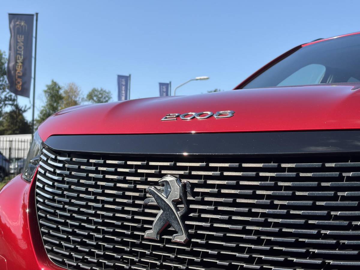 Peugeot 2008 Peugeot 2008 1.2 PureTech Allure ✓Recent beurt gehad✓D-riem vv in 06-2025✓360° Camera✓Draadloze telefoonlader✓Carplay✓Keyless✓Automaat✓Trekhaak✓Halfleder✓Navi✓Clima✓Cruise✓131pk✓Lm velgen✓2e Eigenaar✓Pdc V+A✓Rijstrooksensor✓N.A.P✓Apk tot 04-2028