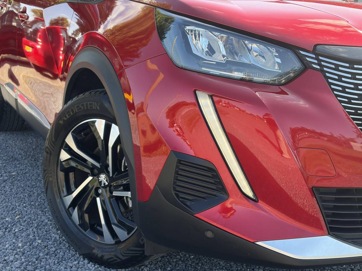 Peugeot 2008 Peugeot 2008 1.2 PureTech Allure ✓Recent beurt gehad✓D-riem vv in 06-2025✓360° Camera✓Draadloze telefoonlader✓Carplay✓Keyless✓Automaat✓Trekhaak✓Halfleder✓Navi✓Clima✓Cruise✓131pk✓Lm velgen✓2e Eigenaar✓Pdc V+A✓Rijstrooksensor✓N.A.P✓Apk tot 04-2028