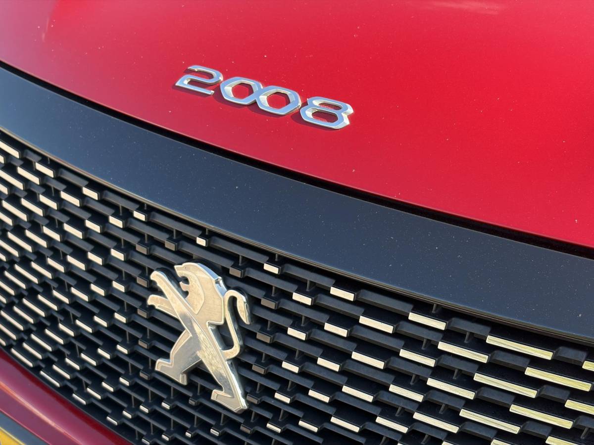 Peugeot 2008 Peugeot 2008 1.2 PureTech Allure ✓Recent beurt gehad✓D-riem vv in 06-2025✓360° Camera✓Draadloze telefoonlader✓Carplay✓Keyless✓Automaat✓Trekhaak✓Halfleder✓Navi✓Clima✓Cruise✓131pk✓Lm velgen✓2e Eigenaar✓Pdc V+A✓Rijstrooksensor✓N.A.P✓Apk tot 04-2028