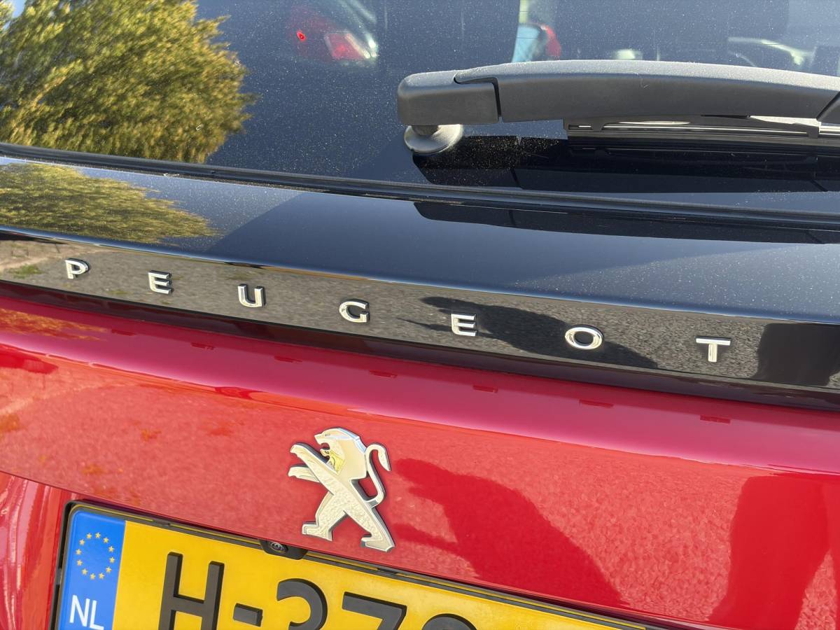 Peugeot 2008 Peugeot 2008 1.2 PureTech Allure ✓Recent beurt gehad✓D-riem vv in 06-2025✓360° Camera✓Draadloze telefoonlader✓Carplay✓Keyless✓Automaat✓Trekhaak✓Halfleder✓Navi✓Clima✓Cruise✓131pk✓Lm velgen✓2e Eigenaar✓Pdc V+A✓Rijstrooksensor✓N.A.P✓Apk tot 04-2028