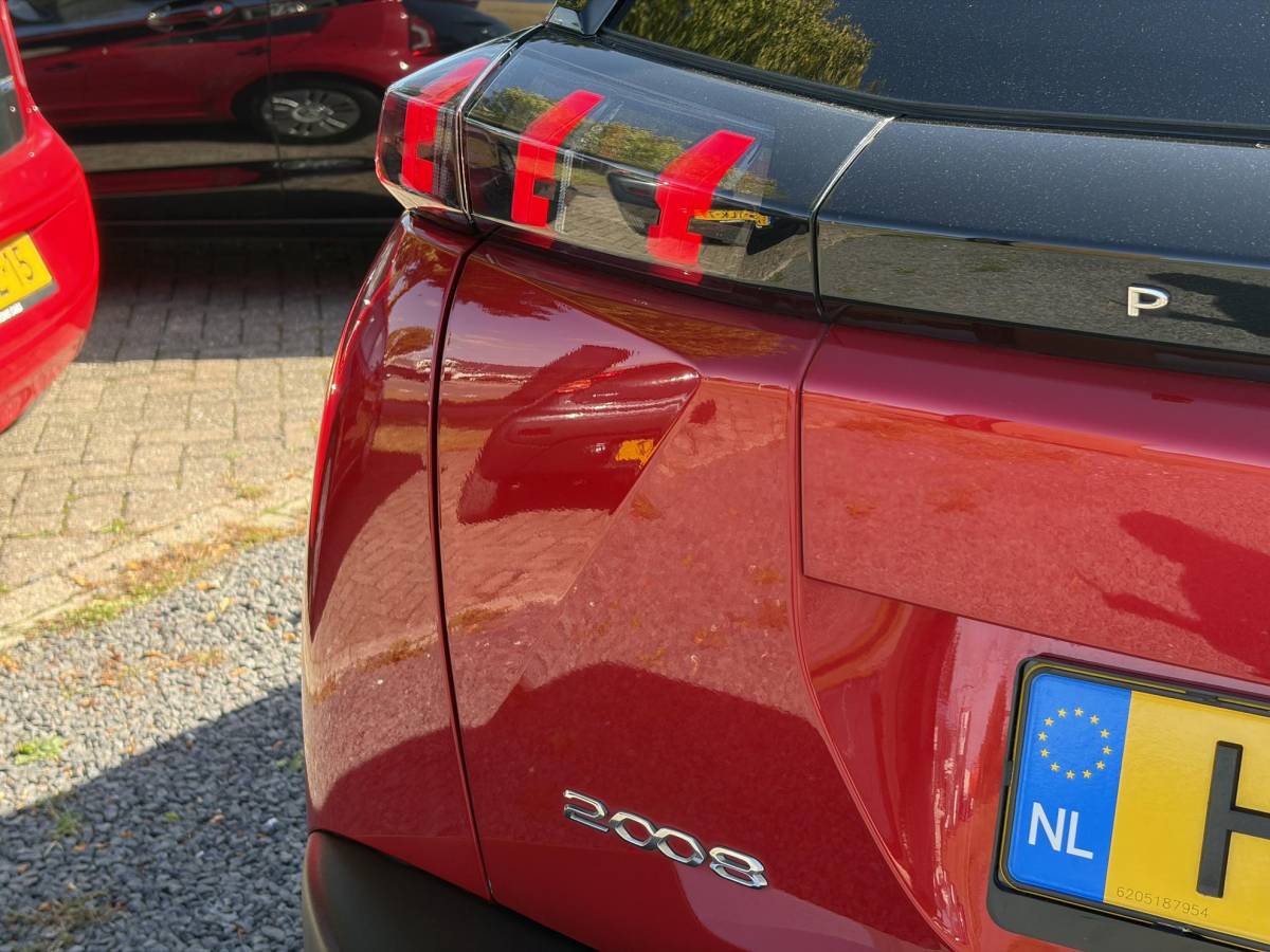 Peugeot 2008 Peugeot 2008 1.2 PureTech Allure ✓Recent beurt gehad✓D-riem vv in 06-2025✓360° Camera✓Draadloze telefoonlader✓Carplay✓Keyless✓Automaat✓Trekhaak✓Halfleder✓Navi✓Clima✓Cruise✓131pk✓Lm velgen✓2e Eigenaar✓Pdc V+A✓Rijstrooksensor✓N.A.P✓Apk tot 04-2028