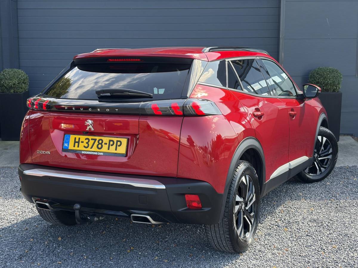 Peugeot 2008 Peugeot 2008 1.2 PureTech Allure ✓Recent beurt gehad✓D-riem vv in 06-2025✓360° Camera✓Draadloze telefoonlader✓Carplay✓Keyless✓Automaat✓Trekhaak✓Halfleder✓Navi✓Clima✓Cruise✓131pk✓Lm velgen✓2e Eigenaar✓Pdc V+A✓Rijstrooksensor✓N.A.P✓Apk tot 04-2028