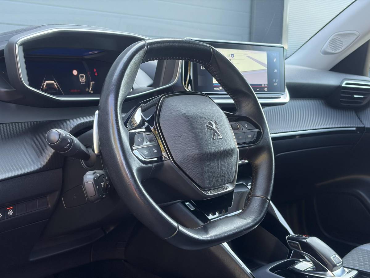 Peugeot 2008 Peugeot 2008 1.2 PureTech Allure ✓Recent beurt gehad✓D-riem vv in 06-2025✓360° Camera✓Draadloze telefoonlader✓Carplay✓Keyless✓Automaat✓Trekhaak✓Halfleder✓Navi✓Clima✓Cruise✓131pk✓Lm velgen✓2e Eigenaar✓Pdc V+A✓Rijstrooksensor✓N.A.P✓Apk tot 04-2028