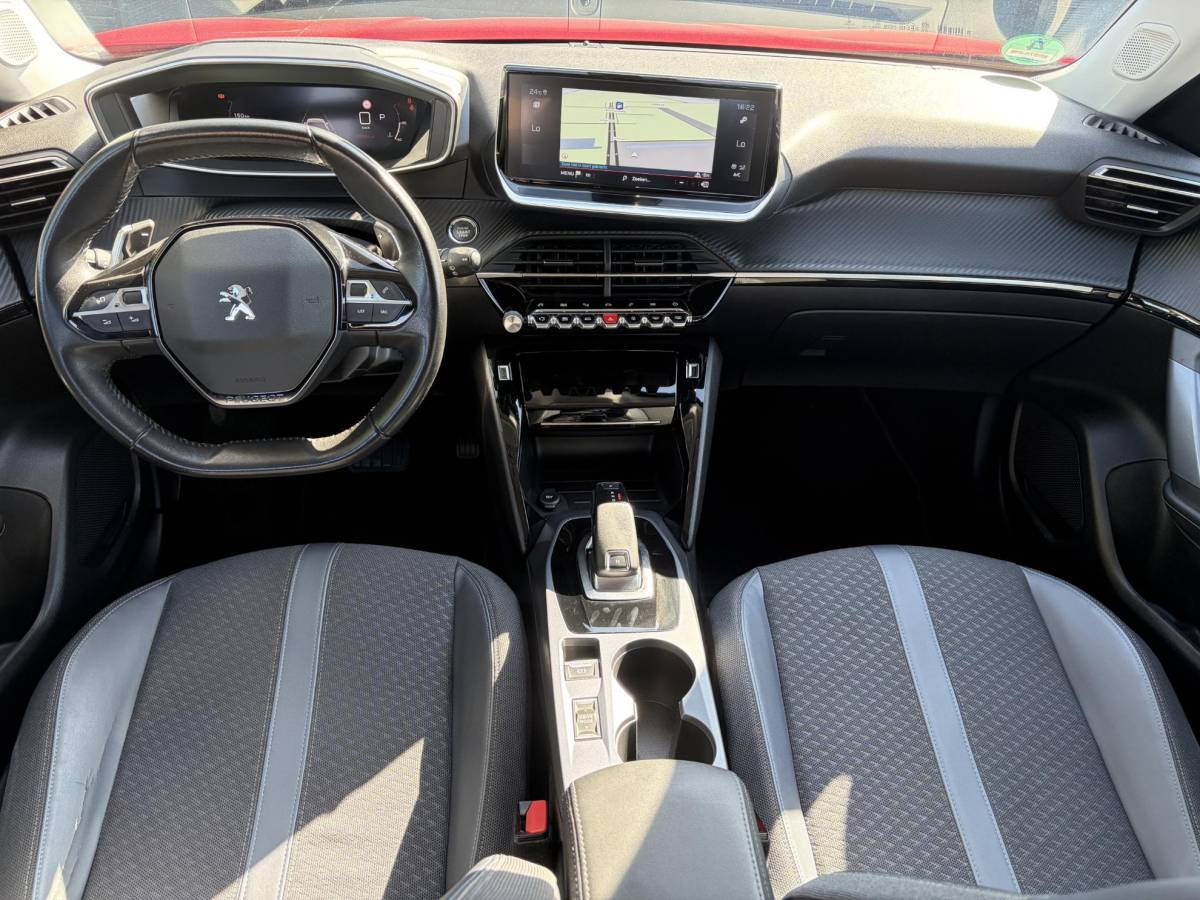 Peugeot 2008 Peugeot 2008 1.2 PureTech Allure ✓Recent beurt gehad✓D-riem vv in 06-2025✓360° Camera✓Draadloze telefoonlader✓Carplay✓Keyless✓Automaat✓Trekhaak✓Halfleder✓Navi✓Clima✓Cruise✓131pk✓Lm velgen✓2e Eigenaar✓Pdc V+A✓Rijstrooksensor✓N.A.P✓Apk tot 04-2028