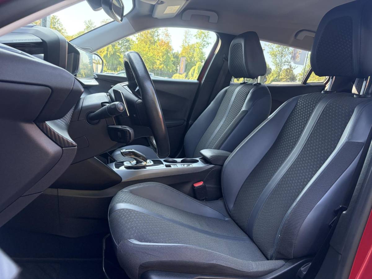 Peugeot 2008 Peugeot 2008 1.2 PureTech Allure ✓Recent beurt gehad✓D-riem vv in 06-2025✓360° Camera✓Draadloze telefoonlader✓Carplay✓Keyless✓Automaat✓Trekhaak✓Halfleder✓Navi✓Clima✓Cruise✓131pk✓Lm velgen✓2e Eigenaar✓Pdc V+A✓Rijstrooksensor✓N.A.P✓Apk tot 04-2028
