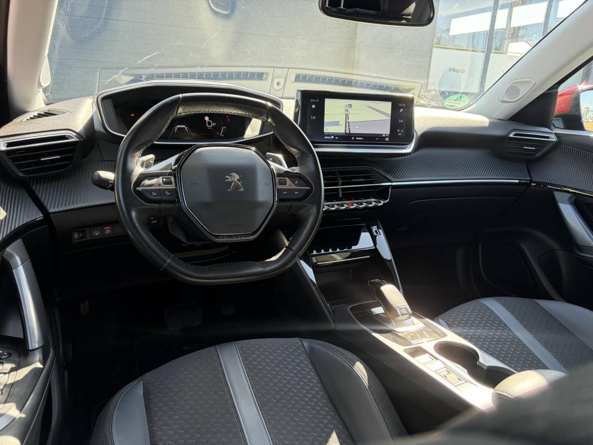 Peugeot 2008 Peugeot 2008 1.2 PureTech Allure ✓Recent beurt gehad✓D-riem vv in 06-2025✓360° Camera✓Draadloze telefoonlader✓Carplay✓Keyless✓Automaat✓Trekhaak✓Halfleder✓Navi✓Clima✓Cruise✓131pk✓Lm velgen✓2e Eigenaar✓Pdc V+A✓Rijstrooksensor✓N.A.P✓Apk tot 04-2028