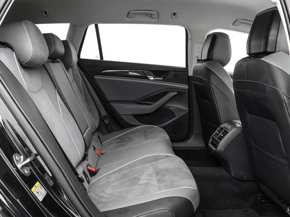 Volkswagen Passat Volkswagen Passat Variant 1.5 eTSI 150pk DSG Business · Camera · Stuur- & Stoelverwarming · Apple/Android Car Play · Massagefunctie Voorstoelen · Garantie t/m 11-06-2028 of 100.000km