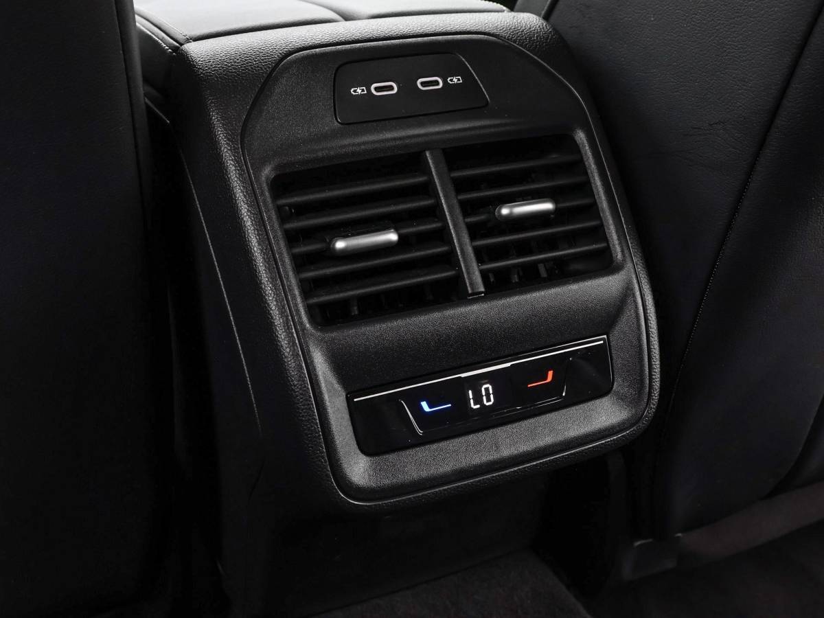 Volkswagen Passat Volkswagen Passat Variant 1.5 eTSI 150pk DSG Business · Camera · Stuur- & Stoelverwarming · Apple/Android Car Play · Massagefunctie Voorstoelen · Garantie t/m 11-06-2028 of 100.000km