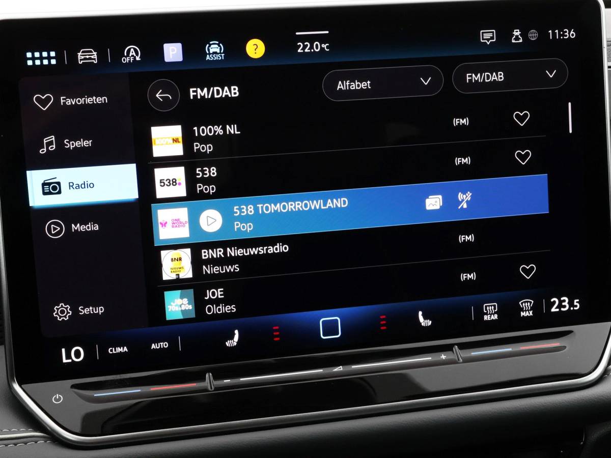 Volkswagen Passat Volkswagen Passat Variant 1.5 eTSI 150pk DSG Business · Camera · Stuur- & Stoelverwarming · Apple/Android Car Play · Massagefunctie Voorstoelen · Garantie t/m 11-06-2028 of 100.000km