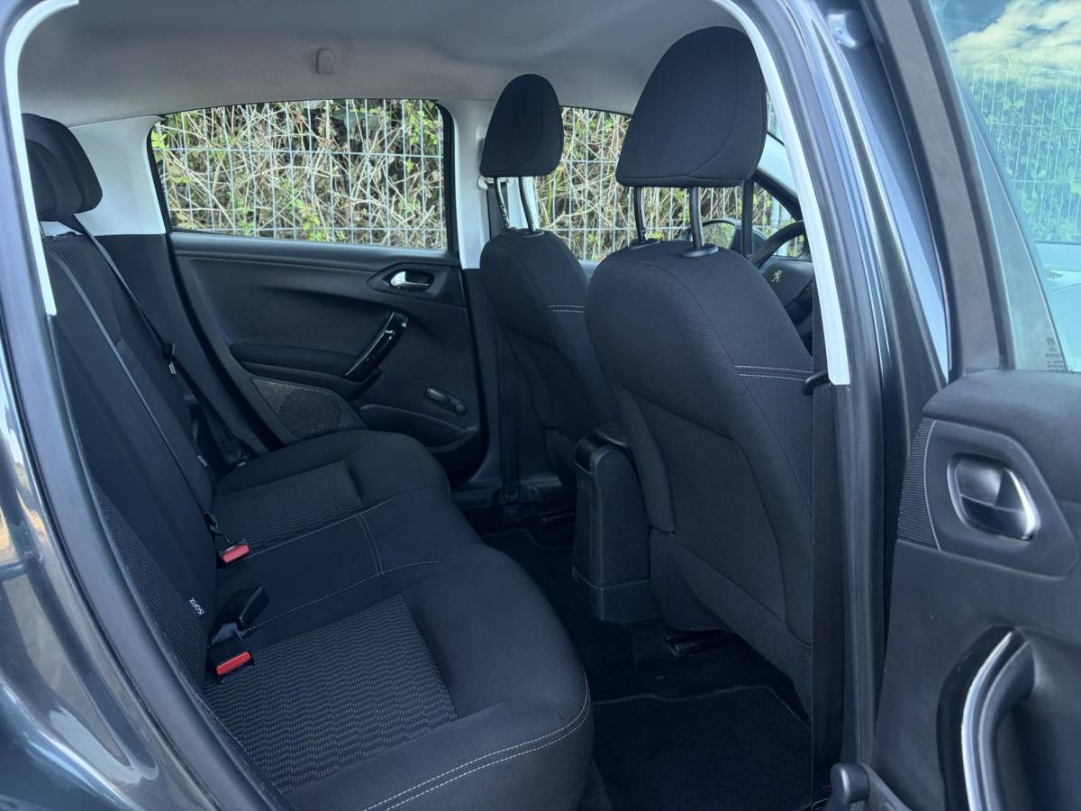 Peugeot 208 Peugeot 208 1.2 PureTech Blue Lion ✓1e Eigenaar✓Navi✓Trekhaak✓Carplay✓Airco✓Cruise✓Pdc✓5 Deurs✓N.A.P✓Apk tot 09-2027