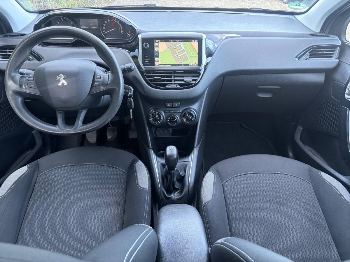 Peugeot 208 Peugeot 208 1.2 PureTech Blue Lion ✓1e Eigenaar✓Navi✓Trekhaak✓Carplay✓Airco✓Cruise✓Pdc✓5 Deurs✓N.A.P✓Apk tot 09-2027