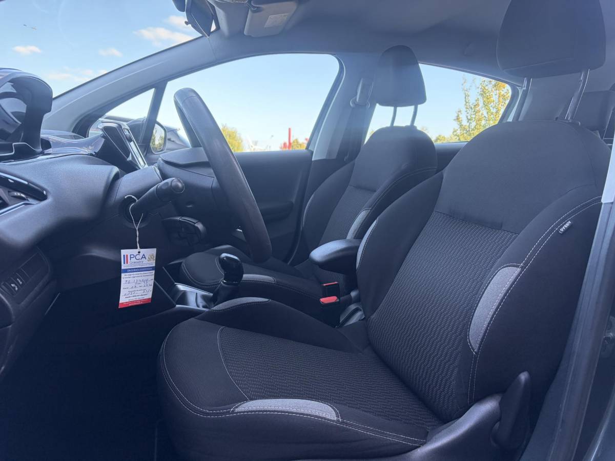 Peugeot 208 Peugeot 208 1.2 PureTech Blue Lion ✓1e Eigenaar✓Navi✓Trekhaak✓Carplay✓Airco✓Cruise✓Pdc✓5 Deurs✓N.A.P✓Apk tot 09-2027