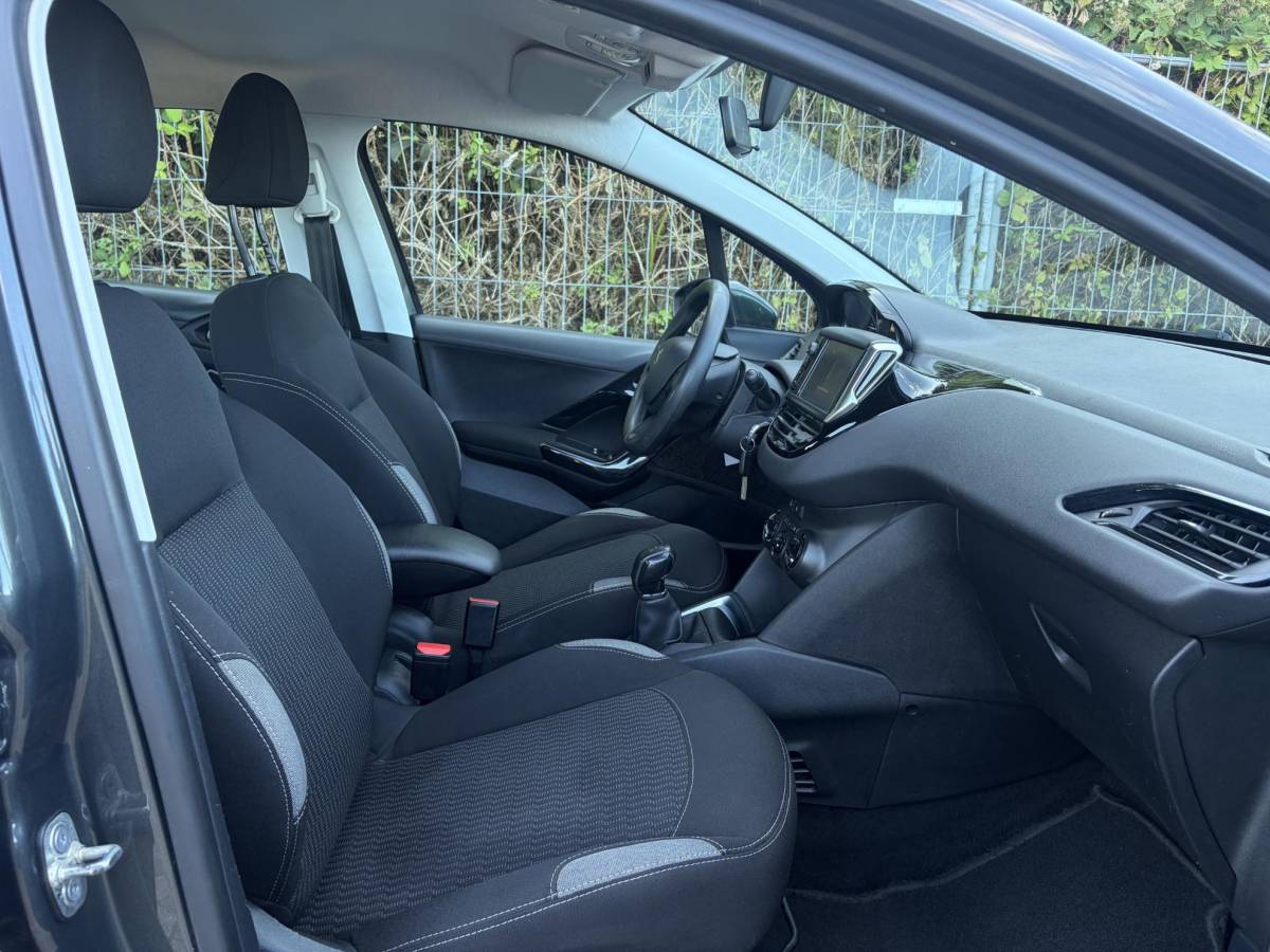 Peugeot 208 Peugeot 208 1.2 PureTech Blue Lion ✓1e Eigenaar✓Navi✓Trekhaak✓Carplay✓Airco✓Cruise✓Pdc✓5 Deurs✓N.A.P✓Apk tot 09-2027