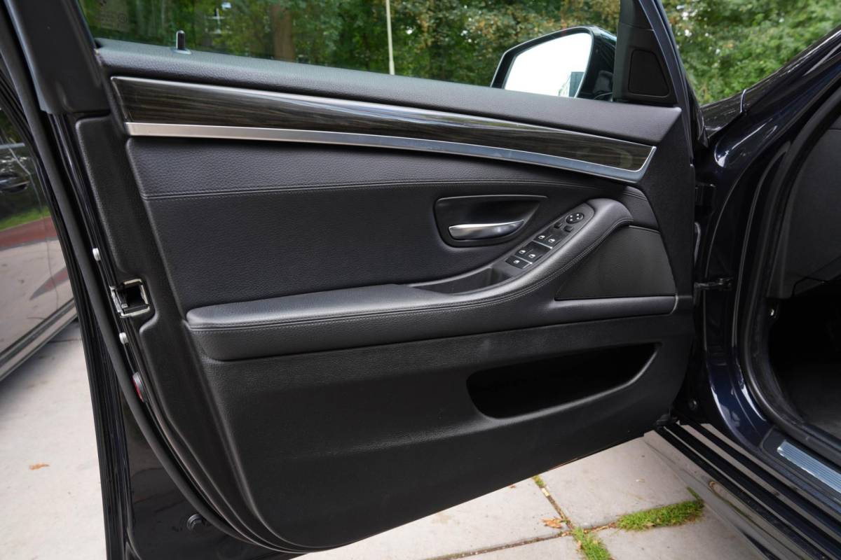 BMW 5 Serie BMW 5-serie Touring 530i M-Sport | Panorama | Cruise | Navigatie | Leder