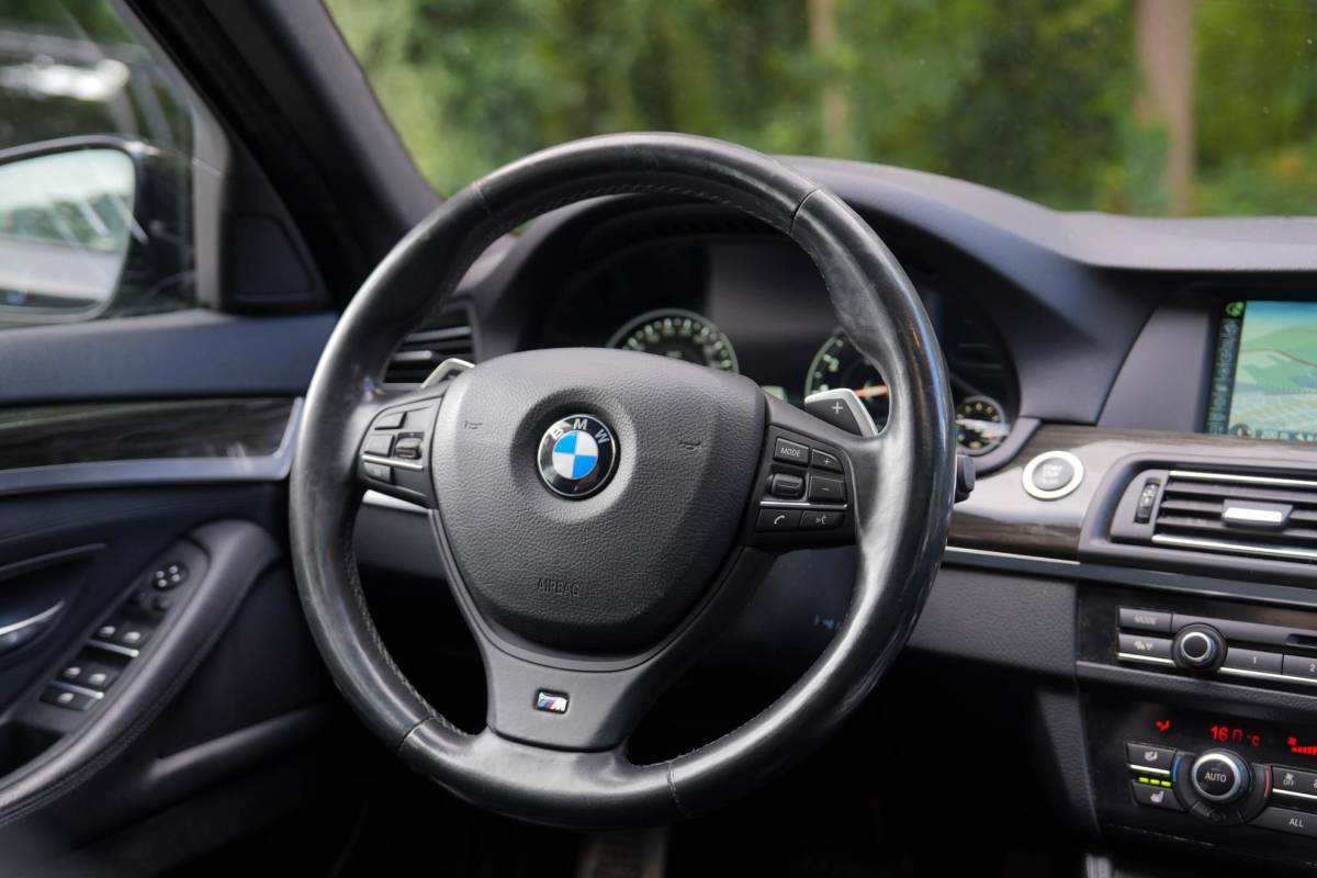BMW 5 Serie BMW 5-serie Touring 530i M-Sport | Panorama | Cruise | Navigatie | Leder