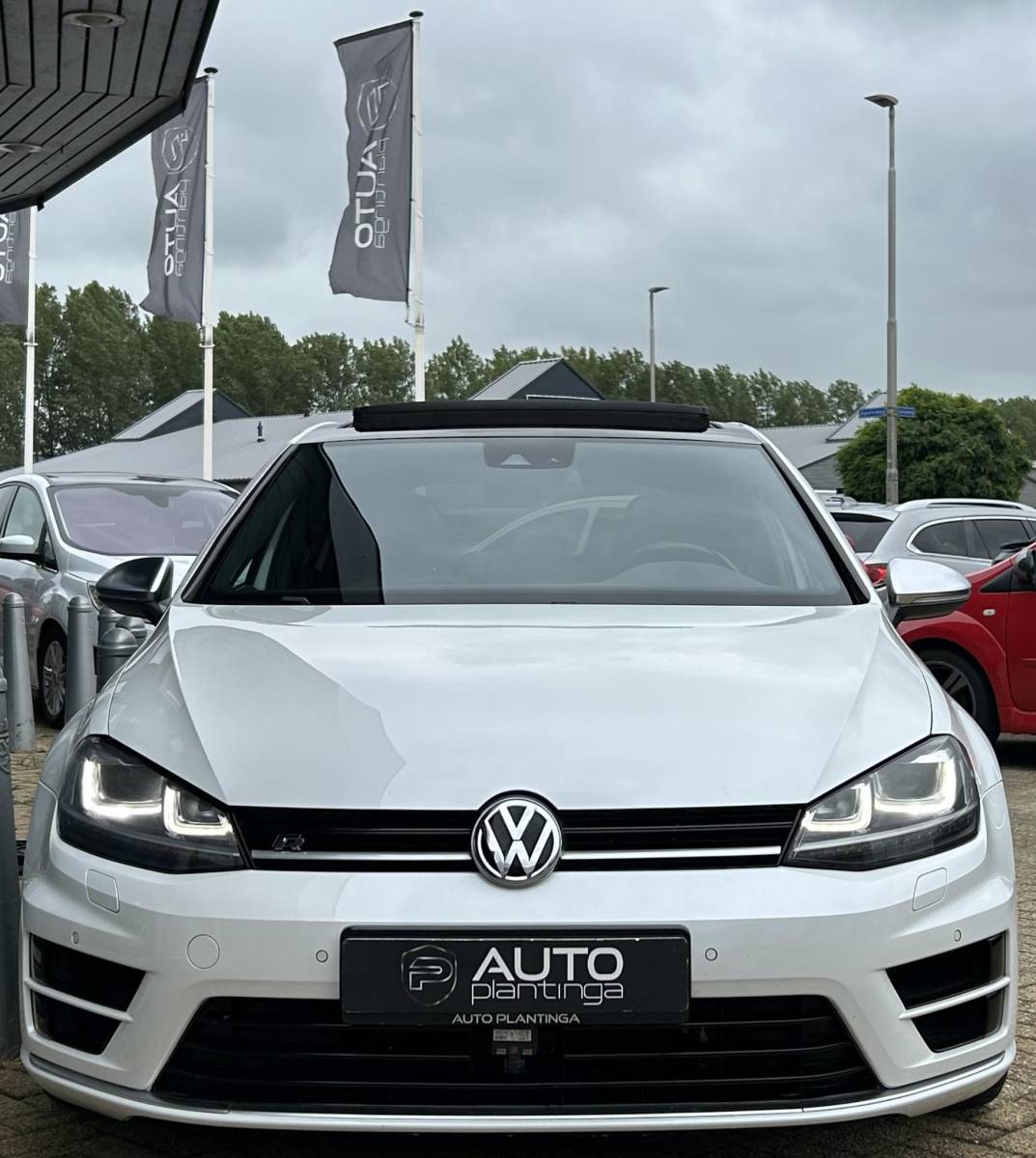 Volkswagen Golf Volkswagen Golf 2.0 TSI R 4Motion 300PK | BOMVOL | ZEER NETTE STAAT! | LIEFHEBBERS AUTO! | PANO | Nieuwe APK | Nieuwe Kettingen | Recent Groot Onderhoud Uitgevoerd door een TSI Specialist | 4 Nieuwe Conti Sport Contact 7 Banden | 19 Inch Velgen Recent Gespoten |  GROTE NAVI | Achteruitrijcamera | Parkeersensoren Voor en Achter | Lederen Bekleding | Stoelverwarming | DAB+ | Dynaudio | Keyless Entry | Keyless Start | 2 Sleutels | Adaptief Demping Systeem |