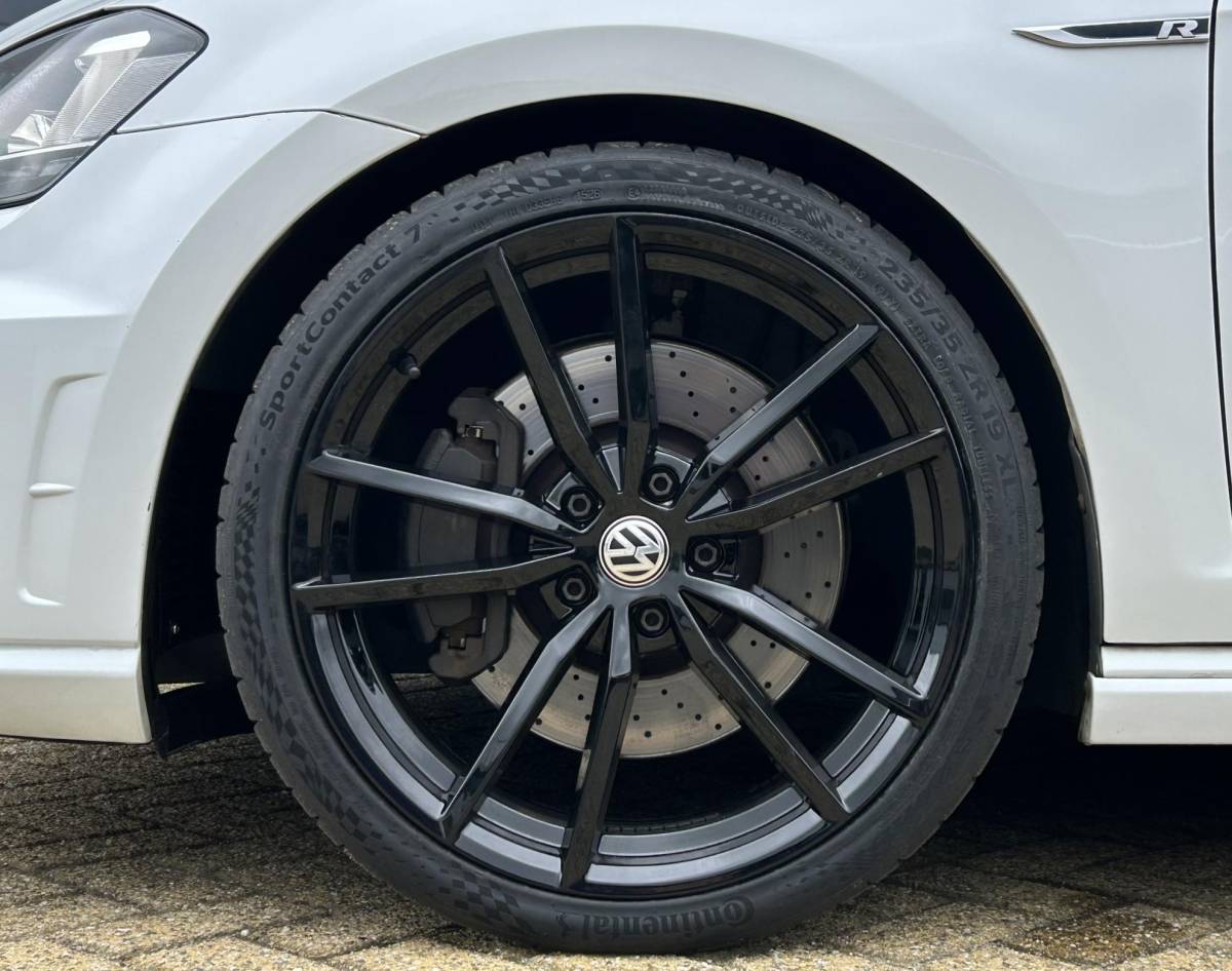 Volkswagen Golf Volkswagen Golf 2.0 TSI R 4Motion 300PK | BOMVOL | ZEER NETTE STAAT! | LIEFHEBBERS AUTO! | PANO | Nieuwe APK | Nieuwe Kettingen | Recent Groot Onderhoud Uitgevoerd door een TSI Specialist | 4 Nieuwe Conti Sport Contact 7 Banden | 19 Inch Velgen Recent Gespoten |  GROTE NAVI | Achteruitrijcamera | Parkeersensoren Voor en Achter | Lederen Bekleding | Stoelverwarming | DAB+ | Dynaudio | Keyless Entry | Keyless Start | 2 Sleutels | Adaptief Demping Systeem |
