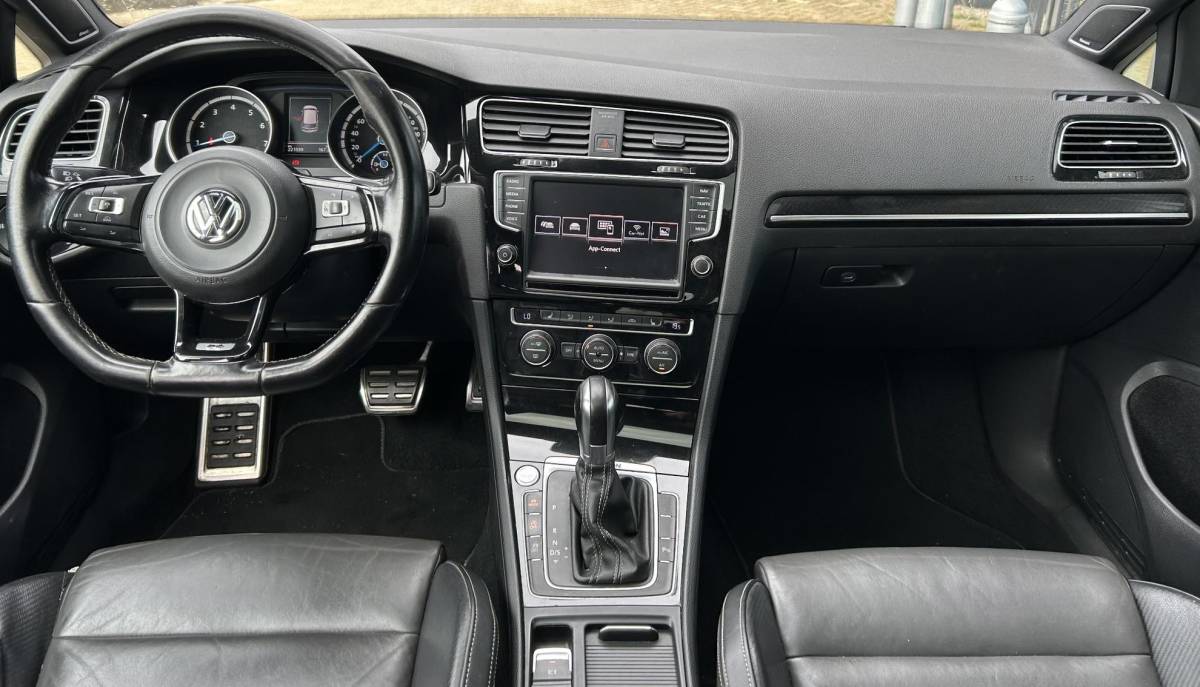 Volkswagen Golf Volkswagen Golf 2.0 TSI R 4Motion 300PK | BOMVOL | ZEER NETTE STAAT! | LIEFHEBBERS AUTO! | PANO | Nieuwe APK | Nieuwe Kettingen | Recent Groot Onderhoud Uitgevoerd door een TSI Specialist | 4 Nieuwe Conti Sport Contact 7 Banden | 19 Inch Velgen Recent Gespoten |  GROTE NAVI | Achteruitrijcamera | Parkeersensoren Voor en Achter | Lederen Bekleding | Stoelverwarming | DAB+ | Dynaudio | Keyless Entry | Keyless Start | 2 Sleutels | Adaptief Demping Systeem |