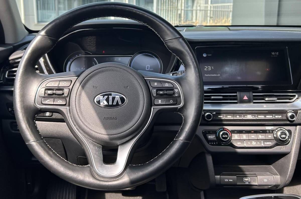 Kia e-Niro Kia e-Niro DynamicPlusLine 64 kWh | SOH 100% | 3 Fase | 1e Eigenaar! | NL AUTO | BTW AUTO (PRIJS INCLUSIEF BTW) | PANO | Achteruitrijcamera | Stoelverwarming | Stuurverwarming | 07-2026 Nieuwe Koeling voor de Accu bij de Dealer, Factuur aanwezig |