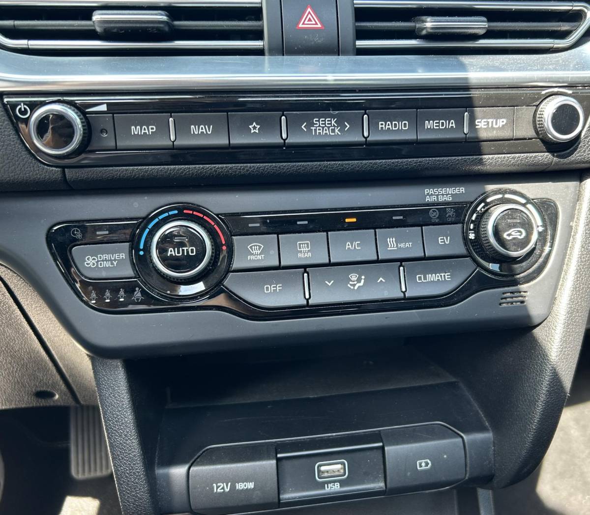 Kia e-Niro Kia e-Niro DynamicPlusLine 64 kWh | SOH 100% | 3 Fase | 1e Eigenaar! | NL AUTO | BTW AUTO (PRIJS INCLUSIEF BTW) | PANO | Achteruitrijcamera | Stoelverwarming | Stuurverwarming | 07-2026 Nieuwe Koeling voor de Accu bij de Dealer, Factuur aanwezig |