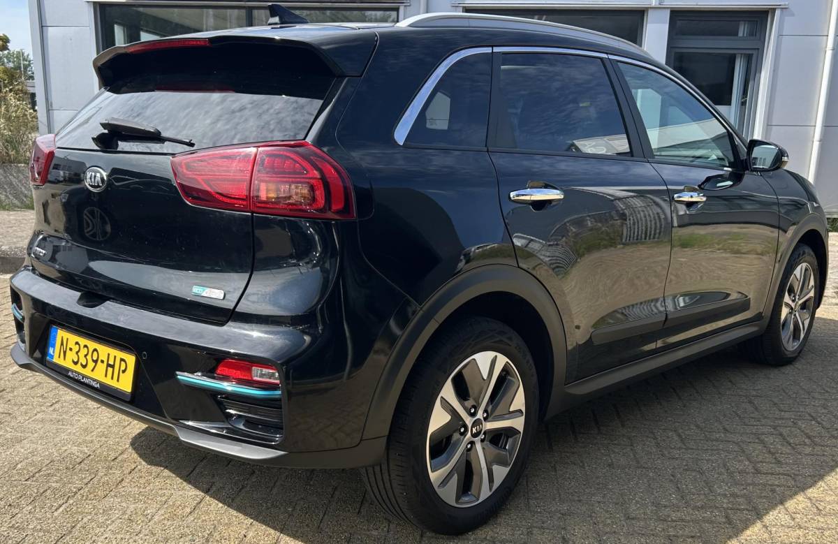 Kia e-Niro Kia e-Niro DynamicPlusLine 64 kWh | SOH 100% | 3 Fase | 1e Eigenaar! | NL AUTO | BTW AUTO (PRIJS INCLUSIEF BTW) | PANO | Achteruitrijcamera | Stoelverwarming | Stuurverwarming | 07-2026 Nieuwe Koeling voor de Accu bij de Dealer, Factuur aanwezig |