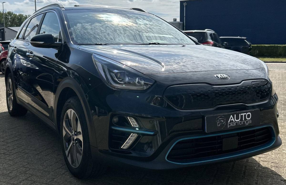 Kia e-Niro Kia e-Niro DynamicPlusLine 64 kWh | SOH 100% | 3 Fase | 1e Eigenaar! | NL AUTO | BTW AUTO (PRIJS INCLUSIEF BTW) | PANO | Achteruitrijcamera | Stoelverwarming | Stuurverwarming | 07-2026 Nieuwe Koeling voor de Accu bij de Dealer, Factuur aanwezig |