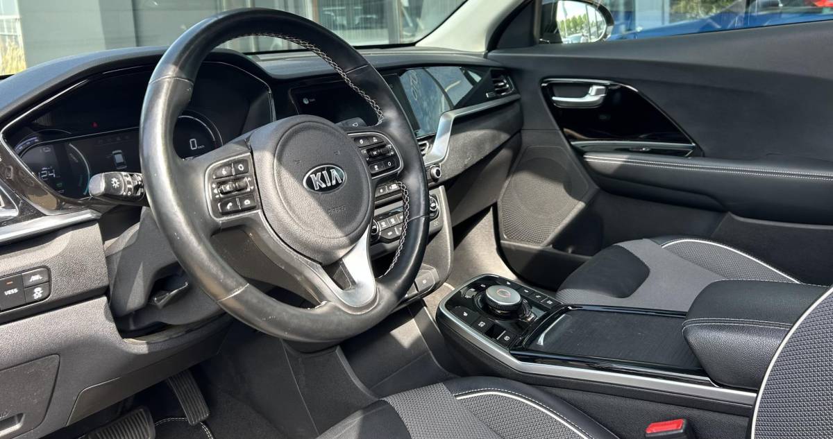 Kia e-Niro Kia e-Niro DynamicPlusLine 64 kWh | SOH 100% | 3 Fase | 1e Eigenaar! | NL AUTO | BTW AUTO (PRIJS INCLUSIEF BTW) | PANO | Achteruitrijcamera | Stoelverwarming | Stuurverwarming | 07-2026 Nieuwe Koeling voor de Accu bij de Dealer, Factuur aanwezig |