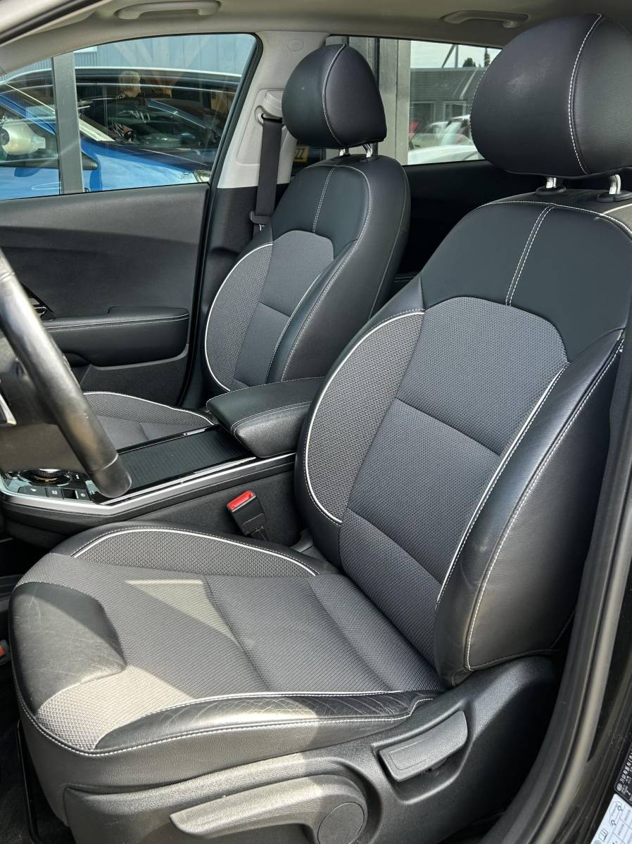 Kia e-Niro Kia e-Niro DynamicPlusLine 64 kWh | SOH 100% | 3 Fase | 1e Eigenaar! | NL AUTO | BTW AUTO (PRIJS INCLUSIEF BTW) | PANO | Achteruitrijcamera | Stoelverwarming | Stuurverwarming | 07-2026 Nieuwe Koeling voor de Accu bij de Dealer, Factuur aanwezig |