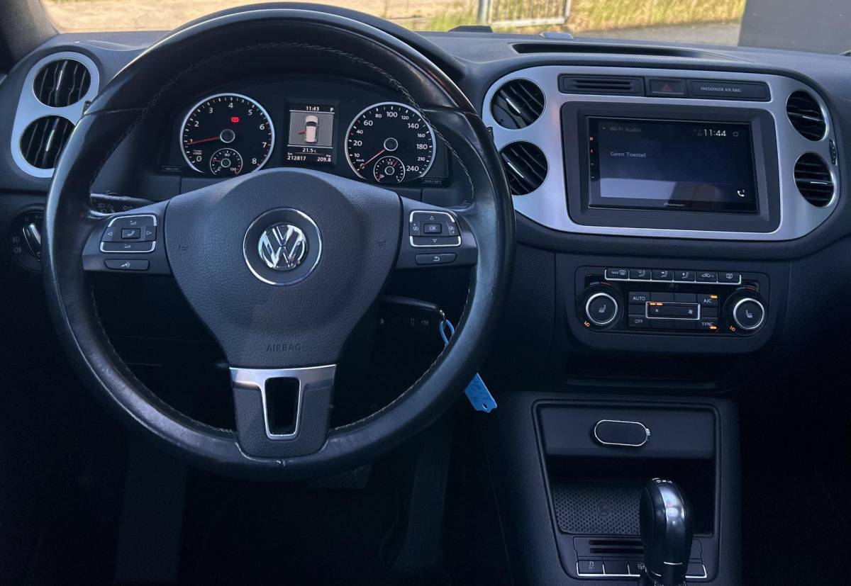 Volkswagen Tiguan Volkswagen Tiguan 2.0 TSI Sport&Style 4motion R-line Edition 179PK | Nette Staat! | AUTOMAAT | PANO | Trekhaak | Parkeersensoren Voor en Achter | Stoelverwarming | Climate Control | Cruise Control | DAB+ Pioneer |