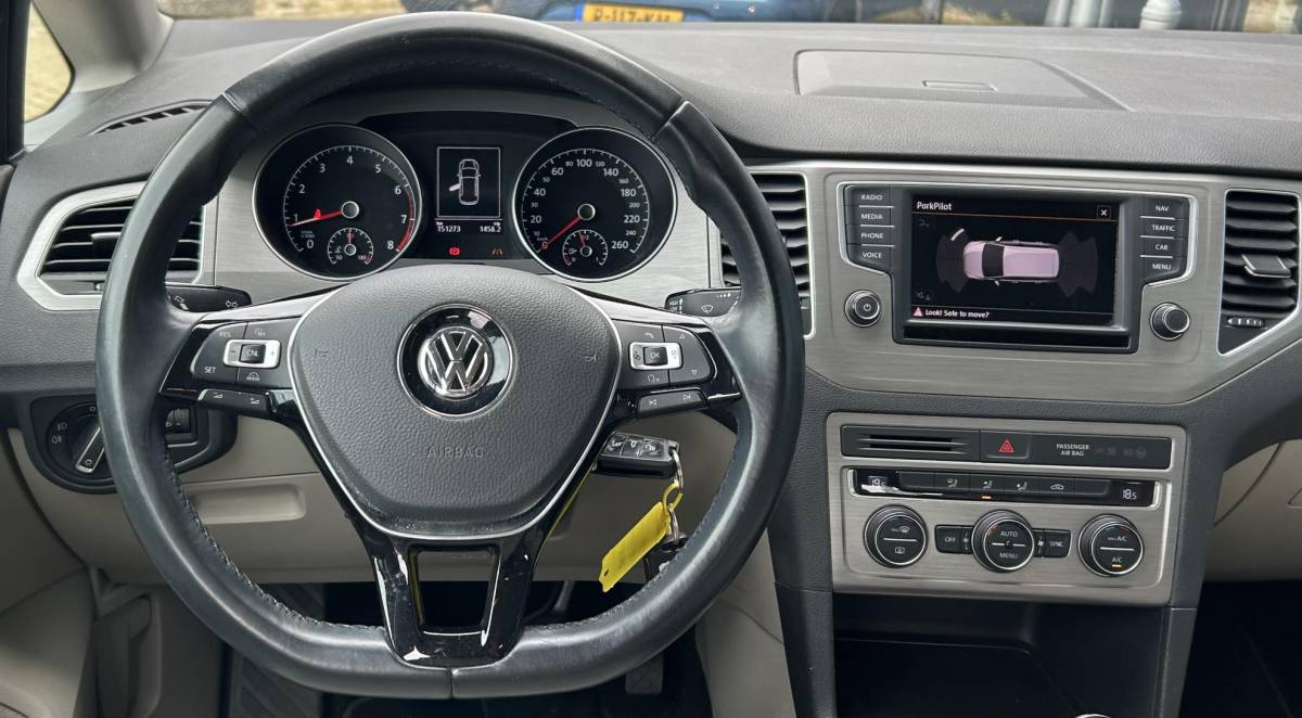 Volkswagen Golf Sportsvan Volkswagen Golf Sportsvan 1.4 TSI Business Edition 150PK | UNIEK! | DEALERONDERHOUDEN! | Achteruitrijcamera | Navigatie | Parkeersensoren Voor en Achter | Climate Control | Cruise Control | 2 Sleutels | Lichtmetalen Velgen |