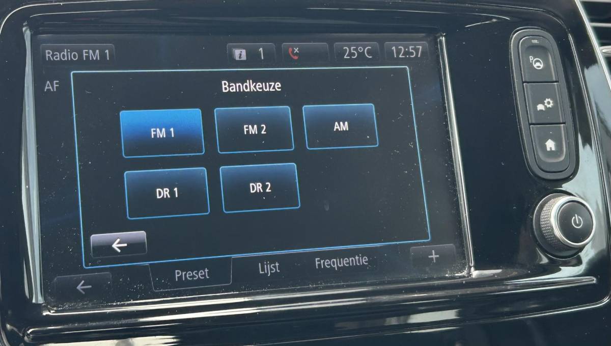 Renault Captur Renault Captur 0.9 TCe Intens 90PK | 1e Eigenaar | Dealeronderhouden | Nette Staat | NL AUTO | NAP | R-Link | Bose | Trekhaak | Achteruitrijcamera | Carplay | Navigatie | 2 Sleutels | Premium Kleur |