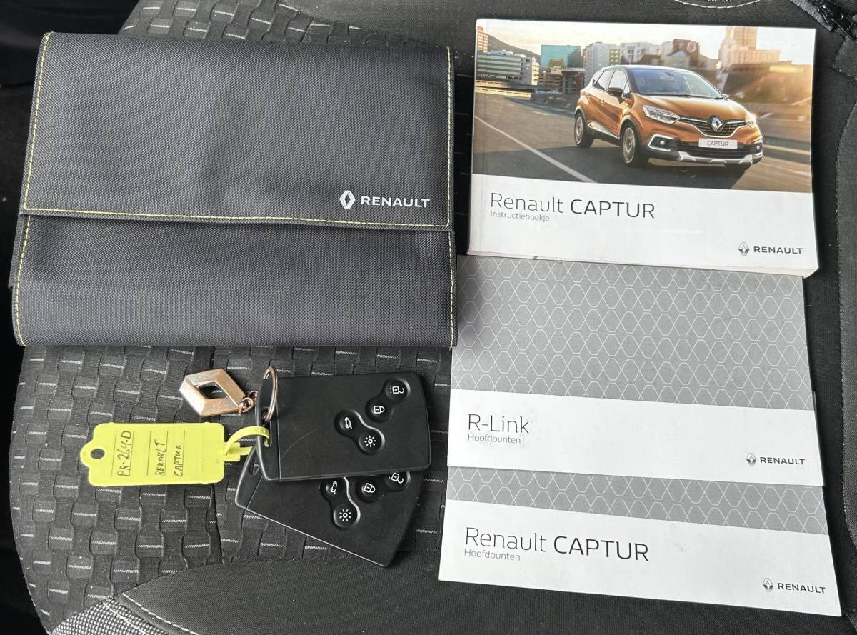 Renault Captur Renault Captur 0.9 TCe Intens 90PK | 1e Eigenaar | Dealeronderhouden | Nette Staat | NL AUTO | NAP | R-Link | Bose | Trekhaak | Achteruitrijcamera | Carplay | Navigatie | 2 Sleutels | Premium Kleur |