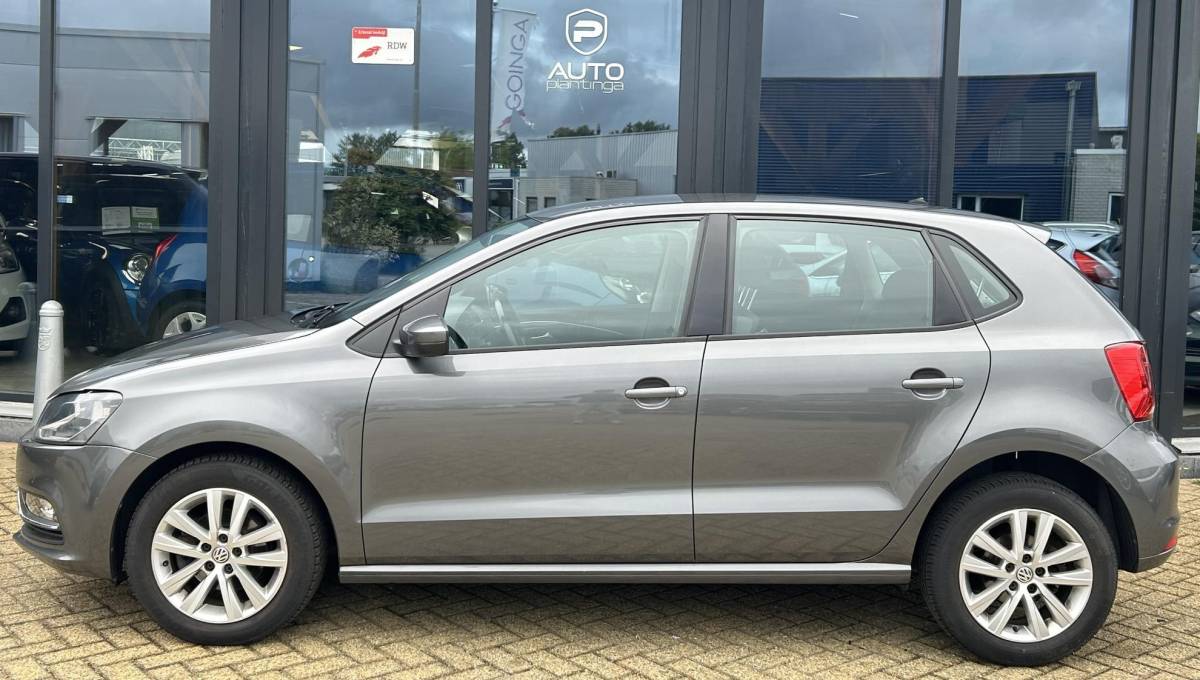 Volkswagen Polo Volkswagen Polo 1.2 TSI Highline 90PK | Volledige Onderhoudshistorie | 5 Deurs | Parkeersensoren Voor en Achter | Airco | Cruise Control | Lichtmetalen Velgen | 2 Sleutels | Armsteun |