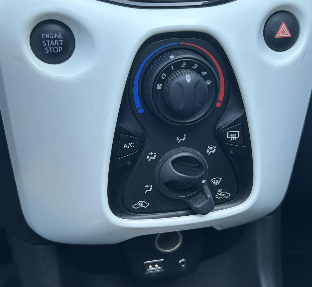 Peugeot 108 Peugeot 108 1.2 VTi Allure Top 82PK | Volledige Onderhoudshistorie | D Riem is Vervangen | Elektrisch Cabrio dak | Groot Scherm | 5 Deurs | NL AUTO | NAP | Airco | Keyless Entry | Keyless Start | Lichtmetalen Velgen | Getint Glass | Armsteun | 2 Sleutels |