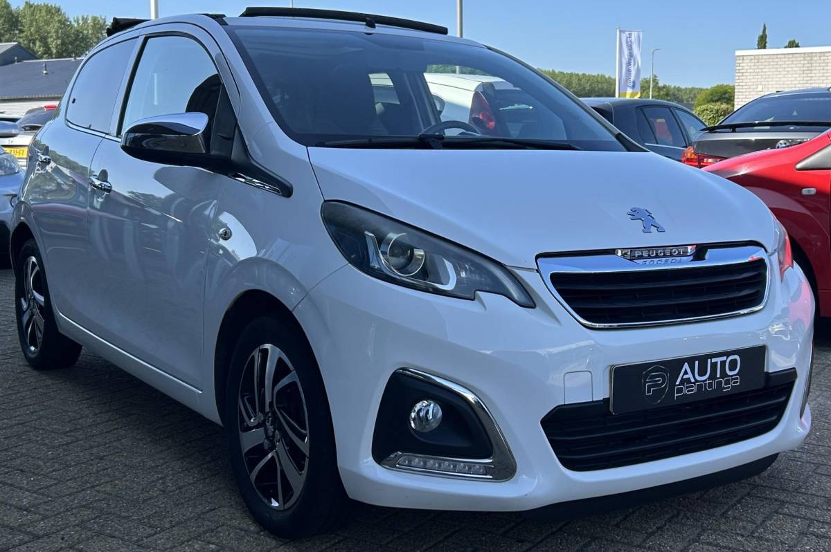 Peugeot 108 Peugeot 108 1.2 VTi Allure Top 82PK | Volledige Onderhoudshistorie | D Riem is Vervangen | Elektrisch Cabrio dak | Groot Scherm | 5 Deurs | NL AUTO | NAP | Airco | Keyless Entry | Keyless Start | Lichtmetalen Velgen | Getint Glass | Armsteun | 2 Sleutels |