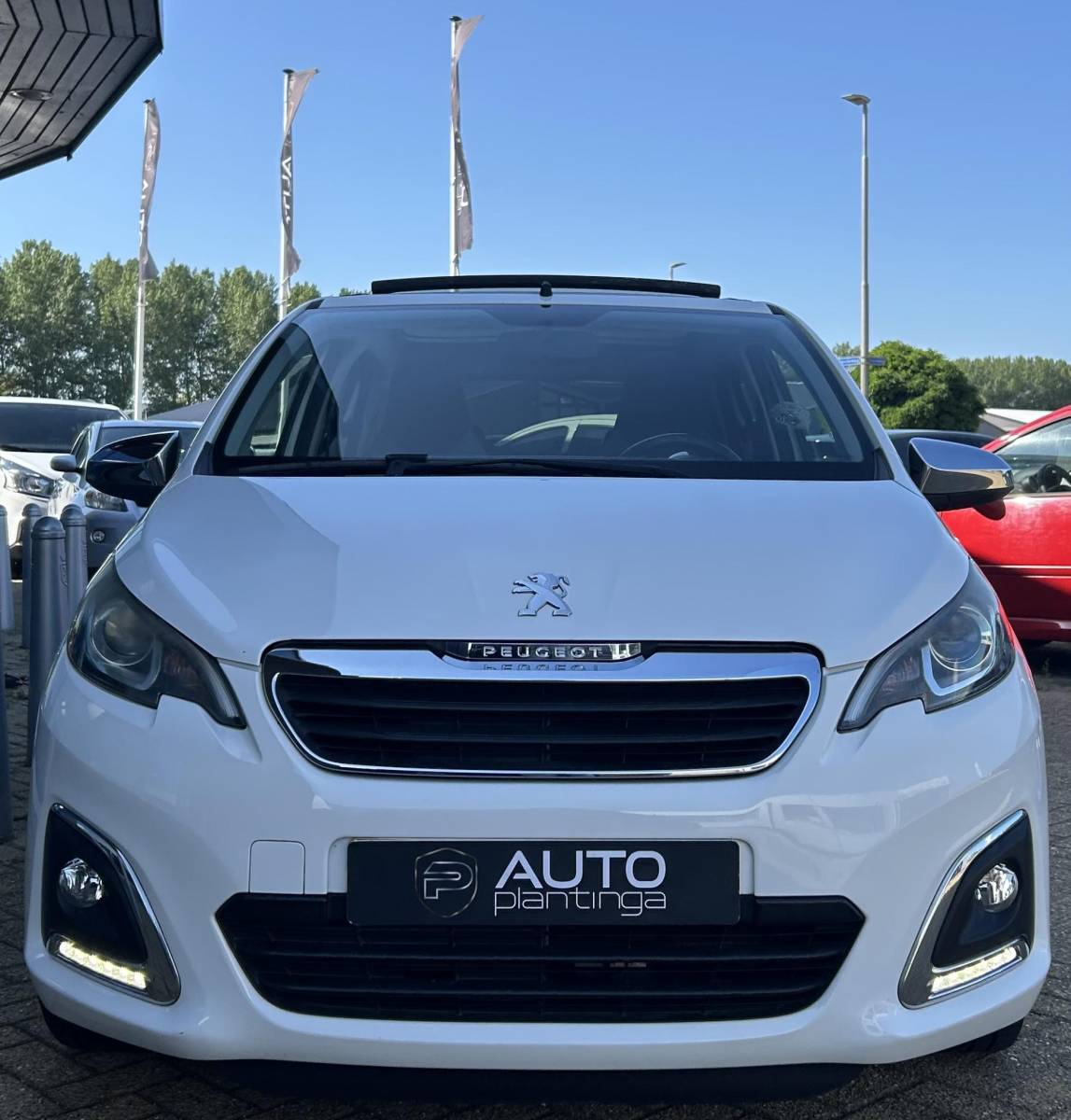Peugeot 108 Peugeot 108 1.2 VTi Allure Top 82PK | Volledige Onderhoudshistorie | D Riem is Vervangen | Elektrisch Cabrio dak | Groot Scherm | 5 Deurs | NL AUTO | NAP | Airco | Keyless Entry | Keyless Start | Lichtmetalen Velgen | Getint Glass | Armsteun | 2 Sleutels |
