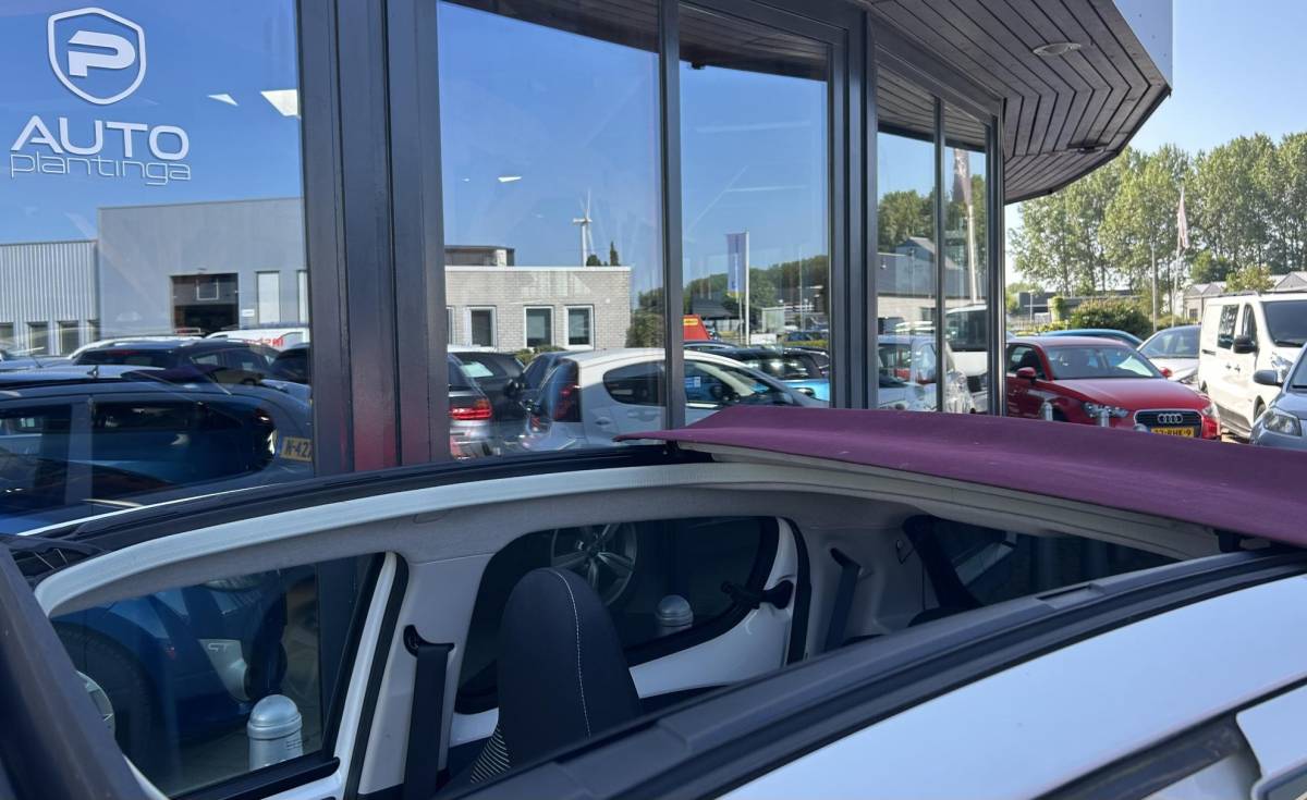 Peugeot 108 Peugeot 108 1.2 VTi Allure Top 82PK | Volledige Onderhoudshistorie | D Riem is Vervangen | Elektrisch Cabrio dak | Groot Scherm | 5 Deurs | NL AUTO | NAP | Airco | Keyless Entry | Keyless Start | Lichtmetalen Velgen | Getint Glass | Armsteun | 2 Sleutels |