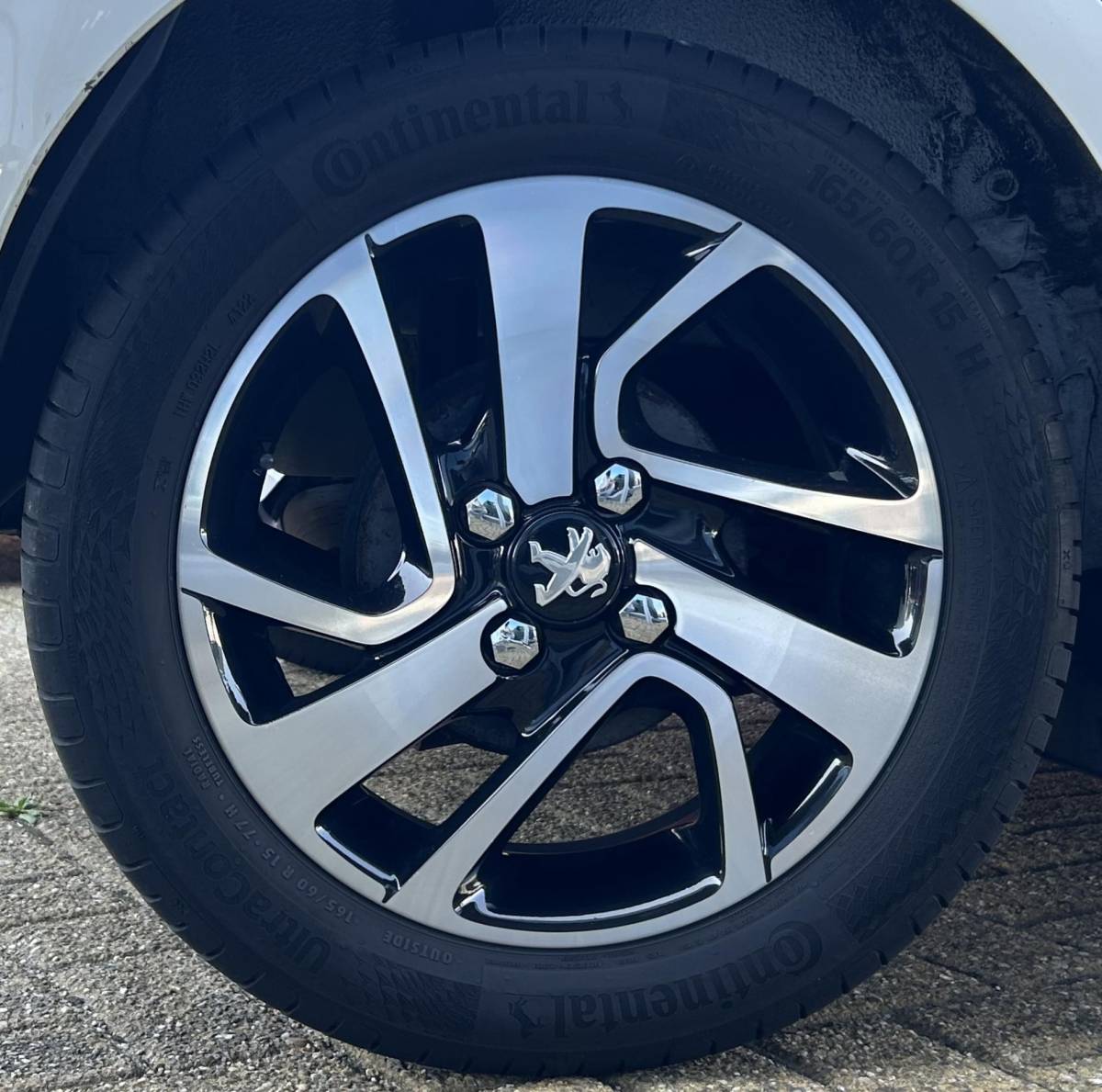 Peugeot 108 Peugeot 108 1.2 VTi Allure Top 82PK | Volledige Onderhoudshistorie | D Riem is Vervangen | Elektrisch Cabrio dak | Groot Scherm | 5 Deurs | NL AUTO | NAP | Airco | Keyless Entry | Keyless Start | Lichtmetalen Velgen | Getint Glass | Armsteun | 2 Sleutels |