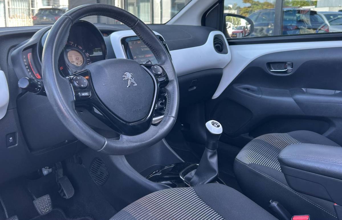 Peugeot 108 Peugeot 108 1.2 VTi Allure Top 82PK | Volledige Onderhoudshistorie | D Riem is Vervangen | Elektrisch Cabrio dak | Groot Scherm | 5 Deurs | NL AUTO | NAP | Airco | Keyless Entry | Keyless Start | Lichtmetalen Velgen | Getint Glass | Armsteun | 2 Sleutels |