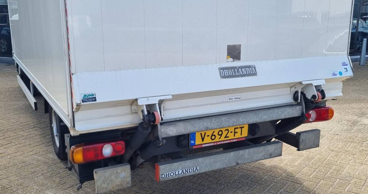 FUSO Canter FUSO Canter 3C13 3.0 DI 340 4×2 3,5t | AUTOMAAT | 1e Eigenaar | NL AUTO | Nette Staat | Nieuwe APK | D Hollandia Citybox met Laadklep | Automatische Airco | Achteruitrijcamera | Chauffeurstoel met horizontaalvering | Sleutels met Afstandsbediening | Verwarmde Spiegels |