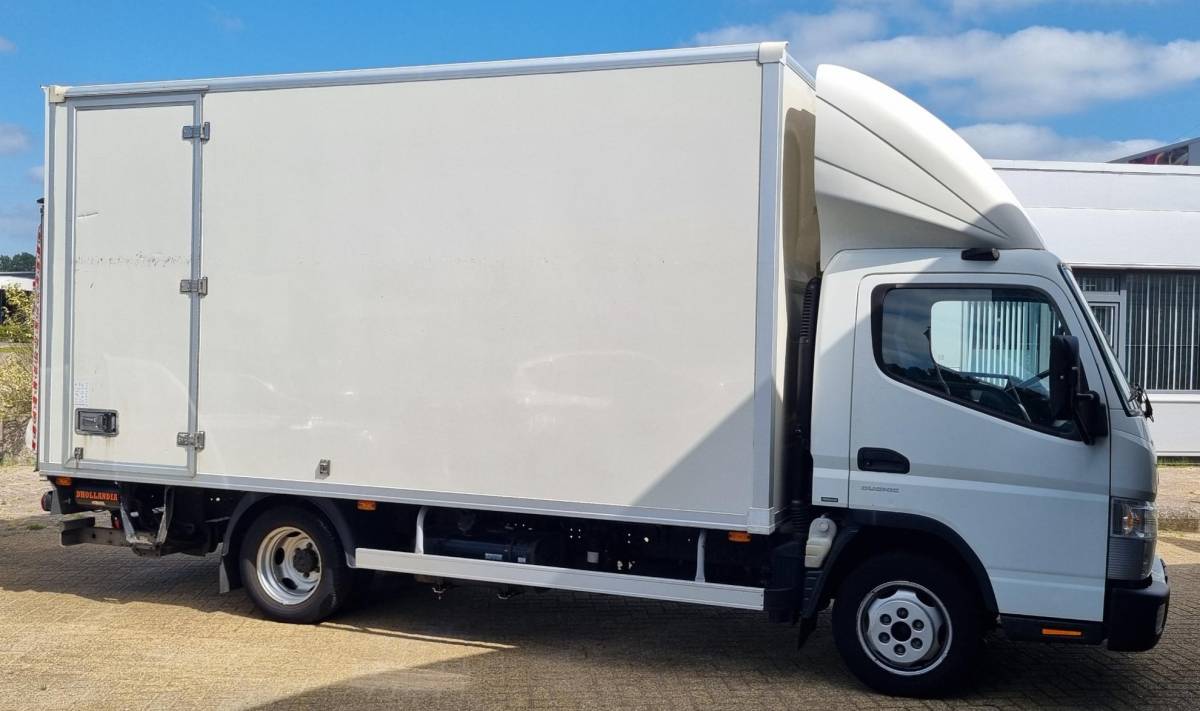 FUSO Canter FUSO Canter 3C13 3.0 DI 340 4×2 3,5t | AUTOMAAT | 1e Eigenaar | NL AUTO | Nette Staat | Nieuwe APK | D Hollandia Citybox met Laadklep | Automatische Airco | Achteruitrijcamera | Chauffeurstoel met horizontaalvering | Sleutels met Afstandsbediening | Verwarmde Spiegels |