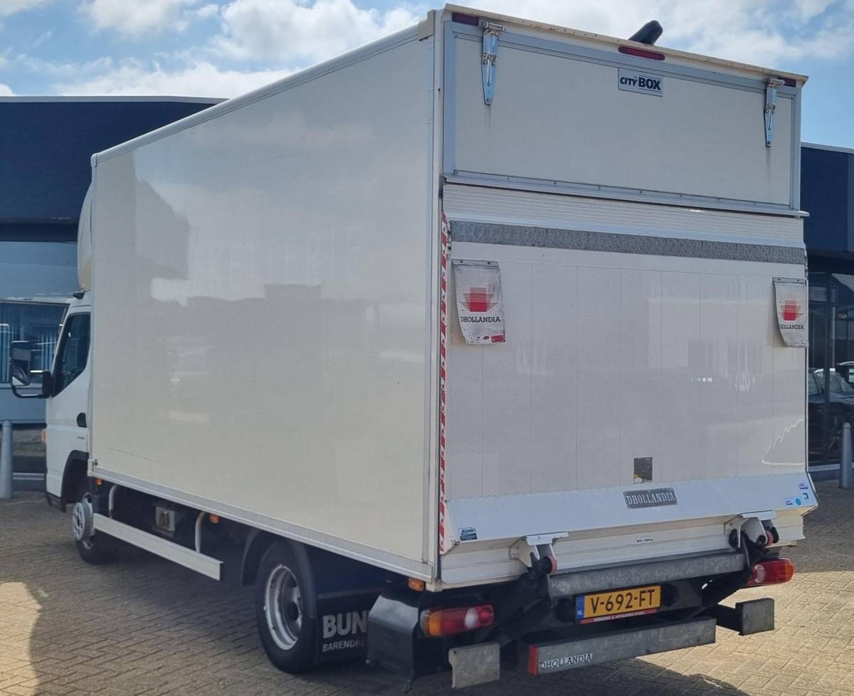 FUSO Canter FUSO Canter 3C13 3.0 DI 340 4×2 3,5t | AUTOMAAT | 1e Eigenaar | NL AUTO | Nette Staat | Nieuwe APK | D Hollandia Citybox met Laadklep | Automatische Airco | Achteruitrijcamera | Chauffeurstoel met horizontaalvering | Sleutels met Afstandsbediening | Verwarmde Spiegels |