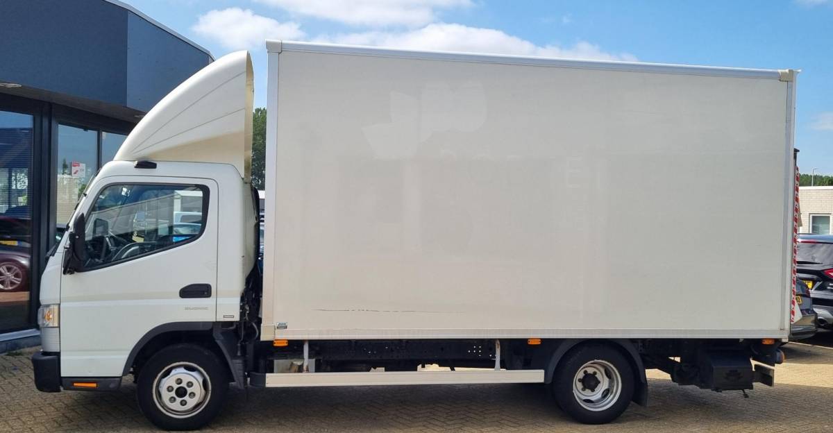 FUSO Canter FUSO Canter 3C13 3.0 DI 340 4×2 3,5t | AUTOMAAT | 1e Eigenaar | NL AUTO | Nette Staat | Nieuwe APK | D Hollandia Citybox met Laadklep | Automatische Airco | Achteruitrijcamera | Chauffeurstoel met horizontaalvering | Sleutels met Afstandsbediening | Verwarmde Spiegels |