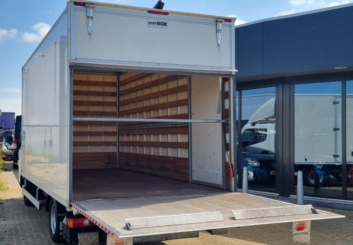 FUSO Canter FUSO Canter 3C13 3.0 DI 340 4×2 3,5t | AUTOMAAT | 1e Eigenaar | NL AUTO | Nette Staat | Nieuwe APK | D Hollandia Citybox met Laadklep | Automatische Airco | Achteruitrijcamera | Chauffeurstoel met horizontaalvering | Sleutels met Afstandsbediening | Verwarmde Spiegels |