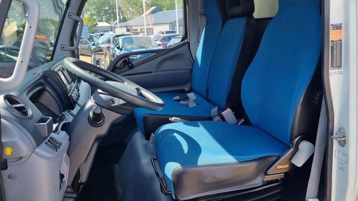 FUSO Canter FUSO Canter 3C13 3.0 DI 340 4×2 3,5t | AUTOMAAT | 1e Eigenaar | NL AUTO | Nette Staat | Nieuwe APK | D Hollandia Citybox met Laadklep | Automatische Airco | Achteruitrijcamera | Chauffeurstoel met horizontaalvering | Sleutels met Afstandsbediening | Verwarmde Spiegels |